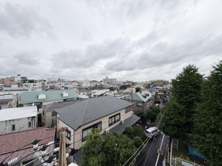 【展望】 | 眼前に広がる空の雄大さと、このお部屋の自慢の一つである「眺望」をご覧ください。毎日、この景色を独り占めできる新生活に夢が広がります。～即日のご見学可能～　お問合せはお気軽にどうぞ。
