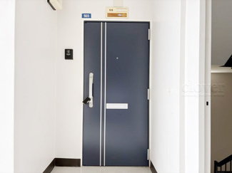 【その他共用部分】 | 皆様をお迎えする、お部屋の玄関ドア。開けやすさや開放角度、ドアノブの操作しやすさや鍵の形状などを、現地で一度ご確認ください。～即日のご見学可能～　お問合せはお気軽にどうぞ。
