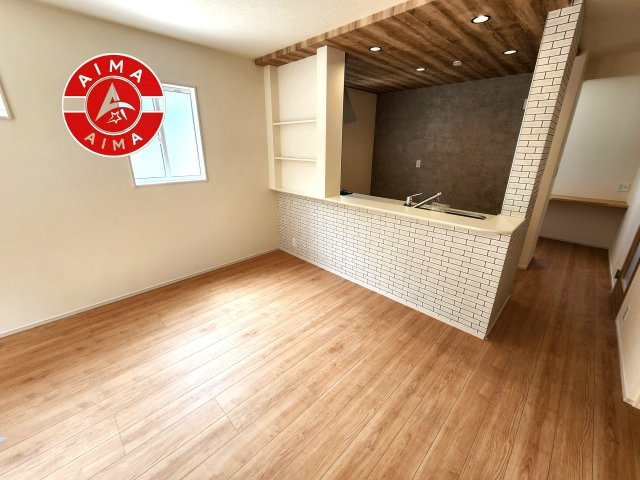 福岡市早良区内野6丁目第1-1棟（1号棟）のダイニング|キッチンから立ち込める香りが今日の料理を期待させます。
