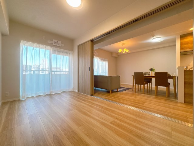 【洋室】 | エクシーマンション佐賀駅前弐番館☆仲介手数料無料☆ | リビング横の5.5畳洋室は、可動式間仕切りで自由にアレンジ。開けて広々と使ったり、閉めて個室にしたり、暮らしに合わせて活用できます。