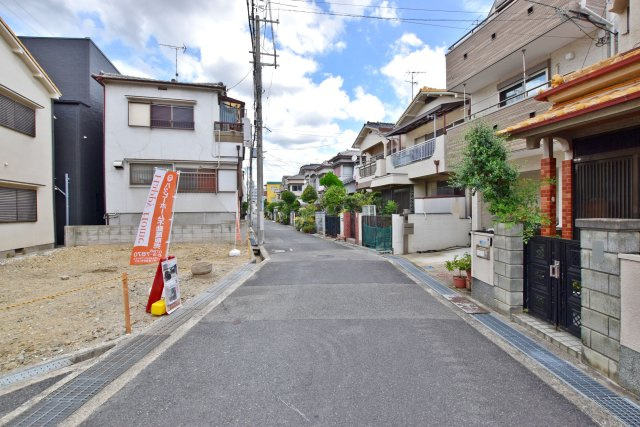 エムズガーデン尼崎市上ノ島町2丁目建築条件付き売土地│3LDK＋駐車1台可の前面道路含む現地写真|阪急神戸線「武庫之荘」駅徒歩13分後に建築条件付き土地が販売開始です。耐震等級３・断熱等性能等級５取得の建物プランございます。詳しくはお気軽にお問い合わせください。