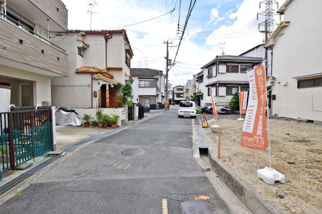 エムズガーデン尼崎市上ノ島町2丁目建築条件付き売土地│3LDK＋駐車1台可の前面道路含む現地写真|南東角地ならではの開放感が魅力の立地。2方向に道路が接することで視界が広がり、明るく風通しの良い住まいを計画しやすい敷地です。
