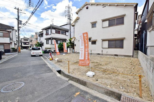 エムズガーデン尼崎市上ノ島町2丁目建築条件付き売土地│3LDK＋駐車1台可の前面道路含む現地写真|陽当たりにも配慮しやすい角地ならではの魅力を活かして、理想の住まいを形にできます。