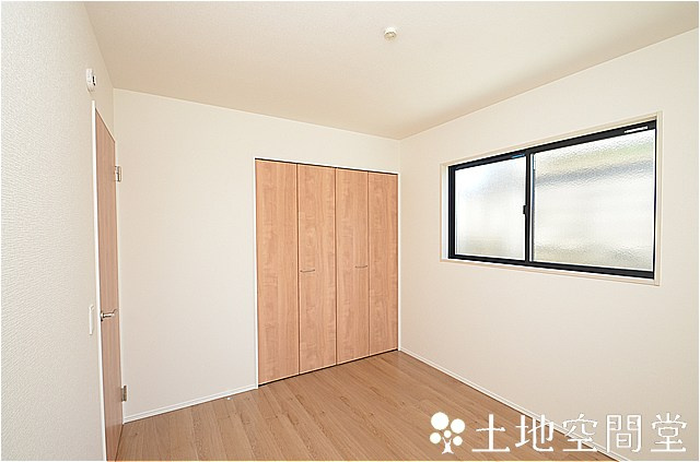 新築　沖田3丁目1期の子供部屋|7/10室内撮影　5.2帖　洋室　玄関横