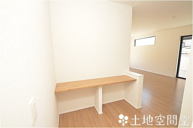 新築　沖田3丁目1期の設備|7/10室内撮影　家事室・パソコンおいてリモートワークも可能です。造設デスク付きです。お子様が宿題するのをキッチン立ちながら見守れます。