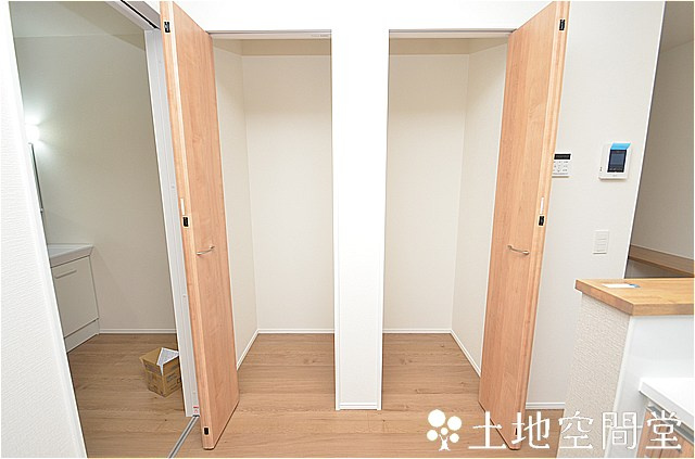 新築　沖田3丁目1期の収納|7/10室内撮影　キッチンカウンターすぐ横にパントリー収納がり便利がいいです。