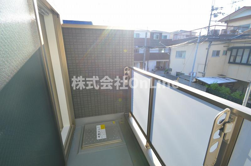 東大阪市近江堂１丁目のアパートのバルコニー