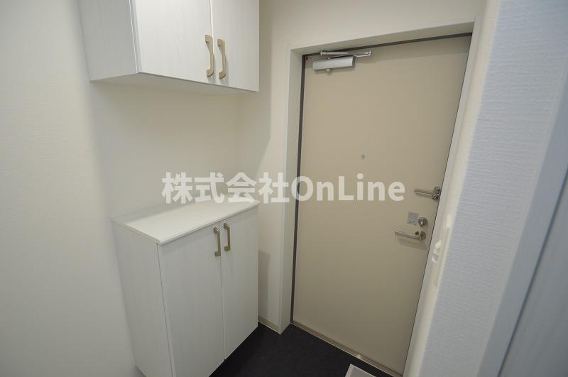 東大阪市近江堂１丁目のアパートの玄関