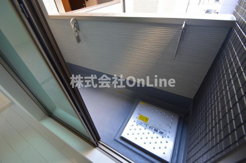 東大阪市近江堂１丁目のアパートのバルコニー