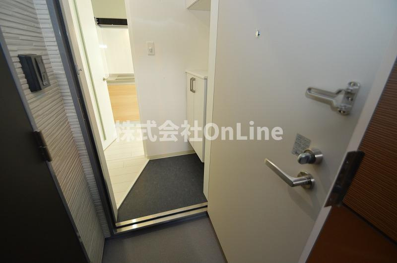 東大阪市近江堂１丁目のアパートの玄関