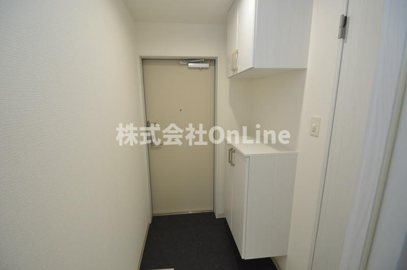 東大阪市近江堂１丁目のアパートの玄関