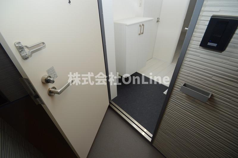 東大阪市近江堂１丁目のアパートの玄関