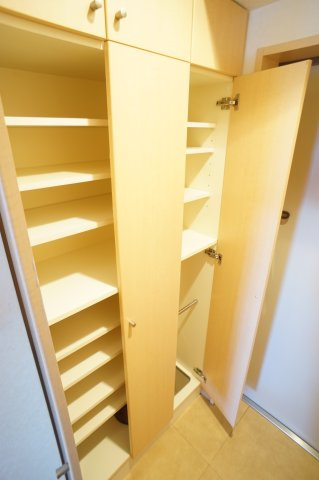 クイーンズ・パレス２の玄関|※別のお部屋の写真です
