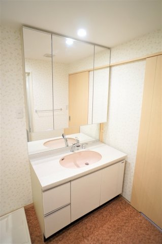 クイーンズ・パレス２の独立洗面台|※別のお部屋の写真です