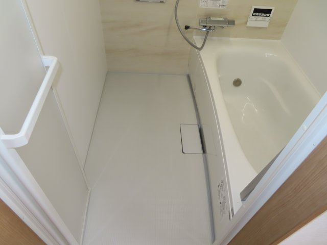 北見市常盤町４丁目５番地１２、５番１０　中古売家の浴室|【リフォーム済み】お風呂は１坪タイプのユニットバスへと変更致しました。追い焚き機能も付いています。