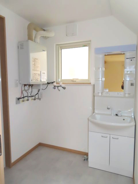 北見市常盤町４丁目５番地１２、５番１０　中古売家の脱衣所|【リフォーム済み】脱衣所は壁紙と天井・床の張替えを行いました。