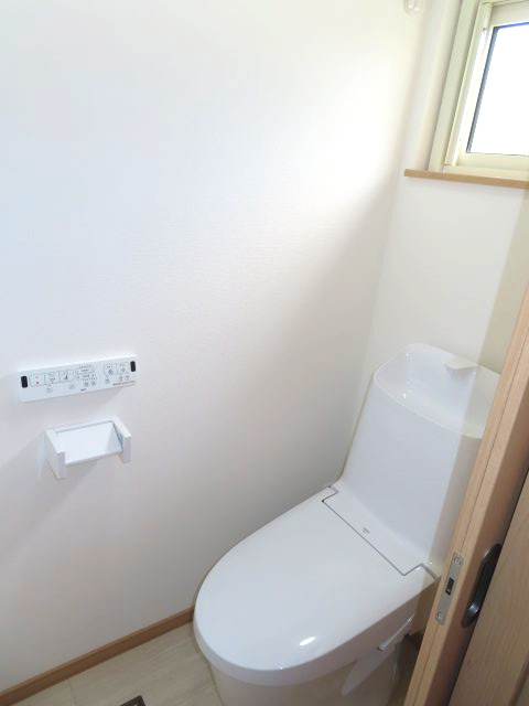 北見市常盤町４丁目５番地１２、５番１０　中古売家のトイレ|【リフォーム済み】トイレは便器ごと新品交換致しました。便座も温度調整が出来るので、寒い冬でも安心して利用できます。