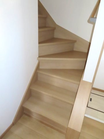 北見市常盤町４丁目５番地１２、５番１０　中古売家のその他共用部分|【リフォーム済み】1階側階段になります。