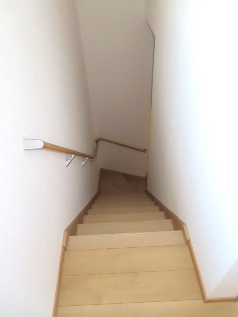 北見市常盤町４丁目５番地１２、５番１０　中古売家のその他共用部分|【リフォーム済み】2階側階段になります。階段には手摺も設置しました。