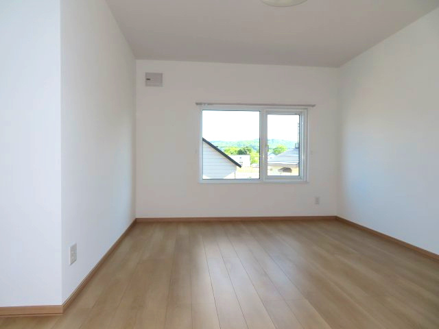 北見市常盤町４丁目５番地１２、５番１０　中古売家の洋室|【リフォーム済み】2階西側洋室です。天井・床・壁紙張替を行いました。窓も交換致しました。