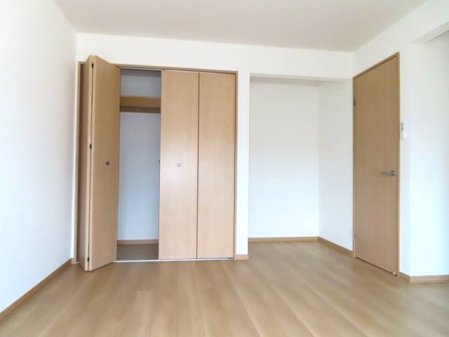 北見市常盤町４丁目５番地１２、５番１０　中古売家の洋室|【リフォーム済み】2階西側洋室の収納です。