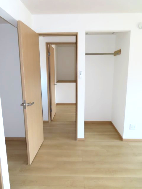 北見市常盤町４丁目５番地１２、５番１０　中古売家の洋室|【リフォーム済み】ドアの横には、洋服を収納できるクロークもあります。