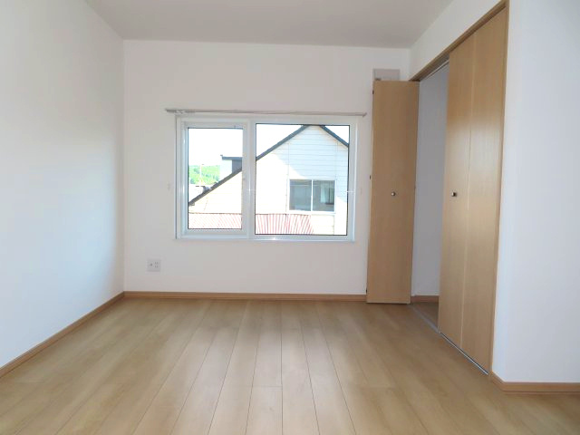 北見市常盤町４丁目５番地１２、５番１０　中古売家の洋室|【リフォーム済み】2階東側洋室です。天井・床・壁紙張替を行いました。