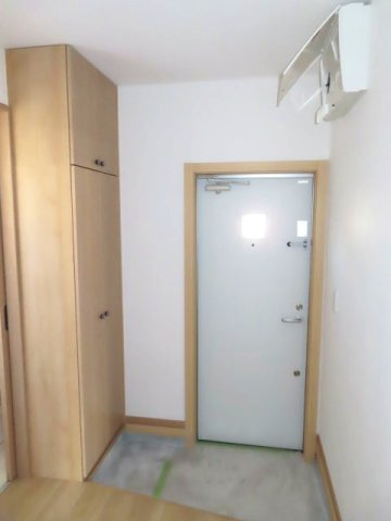 北見市常盤町４丁目５番地１２、５番１０　中古売家の玄関|【リフォーム済み】玄関内部です。壁紙の張替えとフローリングの張替えを行いました。