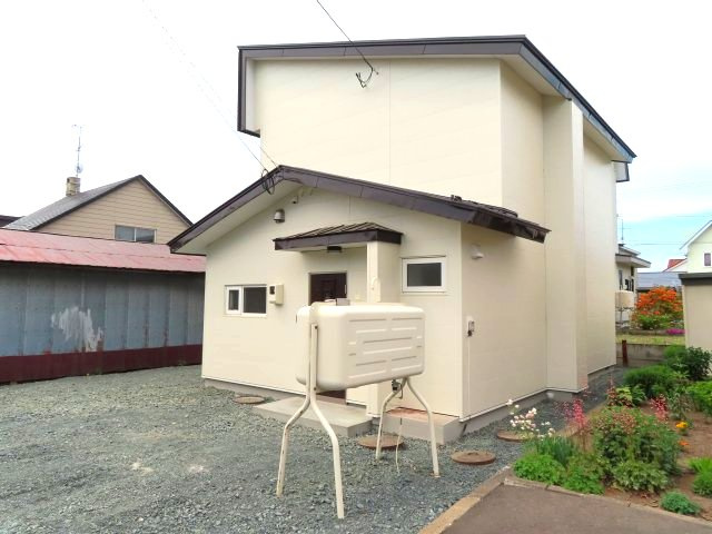 北見市常盤町４丁目５番地１２、５番１０　中古売家の外観|【リフォーム済み】外観別アングルです。