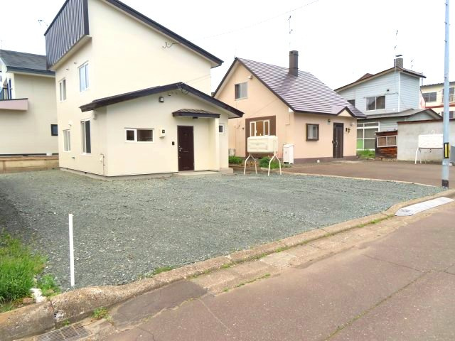 北見市常盤町４丁目５番地１２、５番１０　中古売家の駐車場|【リフォーム済み】駐車場は、最大で4台の駐車が可能です。