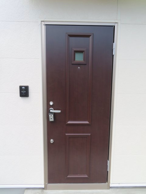 北見市常盤町４丁目５番地１２、５番１０　中古売家の玄関|【リフォーム済み】玄関ドアは新品の断熱ドアに変更致しました。冷暖房効率が良くなり光熱費の削減にもつながります。
