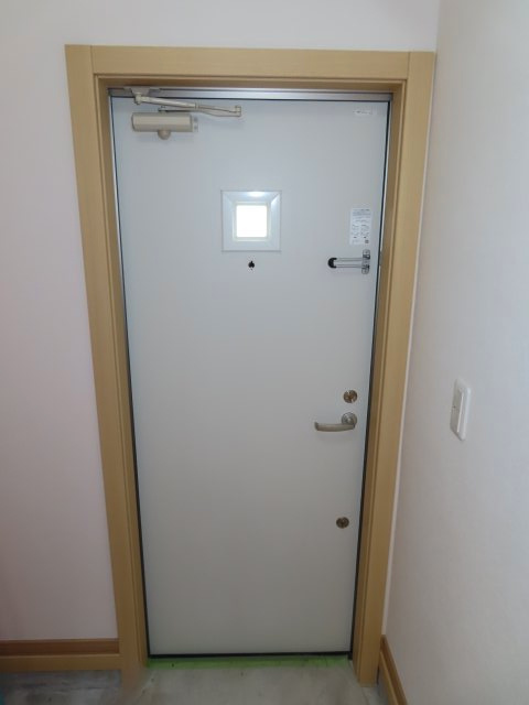 北見市常盤町４丁目５番地１２、５番１０　中古売家の玄関|【リフォーム済み】玄関ドア内部の写真です。