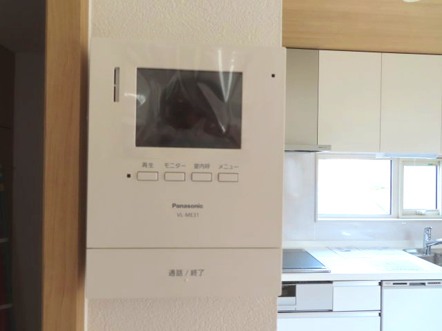 北見市常盤町４丁目５番地１２、５番１０　中古売家のセキュリティ|【リフォーム済】TVモニター付インターフォンの室内用です。