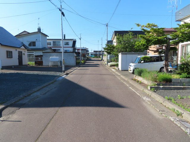北見市常盤町４丁目５番地１２、５番１０　中古売家の前面道路含む現地写真|【前面道路】東側幅員6ｍの公道に接道しています。