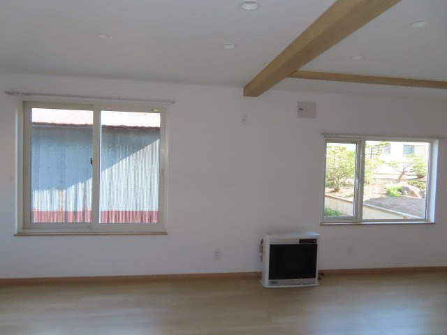 北見市常盤町４丁目５番地１２、５番１０　中古売家|【リフォーム済み】1階リビング別アングルです。窓も交換致しました。前面動