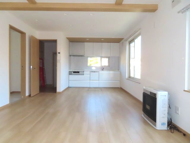 北見市常盤町４丁目５番地１２、５番１０　中古売家の居間・リビング|【リフォーム済み】1階16.75帖LDKです。間取りを変更してリビングを拡張しました。間仕切りを入れて10.75帖LDKと6帖洋室に変更が可能です。
