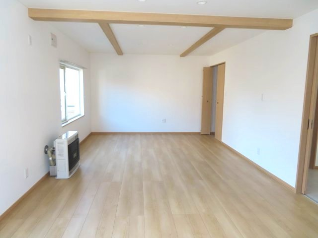 北見市常盤町４丁目５番地１２、５番１０　中古売家の居間・リビング|【リフォーム済み】1階リビング写真です。こちらは床のフロアを上張りして壁紙クロスも貼替致しました。照明器具も交換しています。