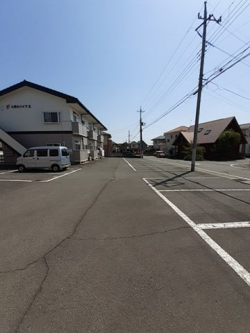 とまとハイツⅡの駐車場|駐車場があるので、車を買う予定の方も安心です