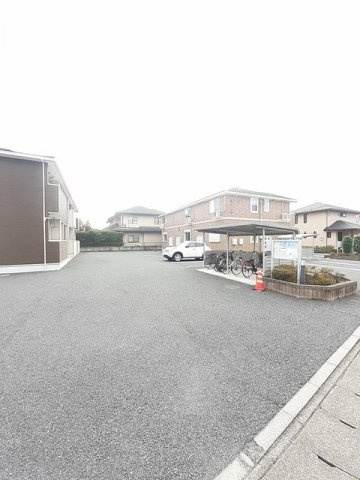 シュティルＡの駐車場|駐車場があるので、車を買う予定の方も安心です