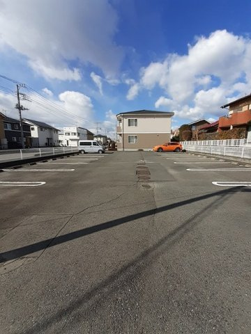 サンリットの駐車場|駐車場があるので、車を買う予定の方も安心です