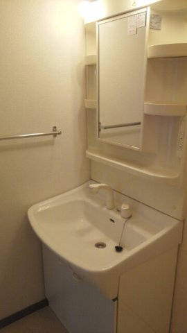 ファーストの洗面所|明るい洗面所です