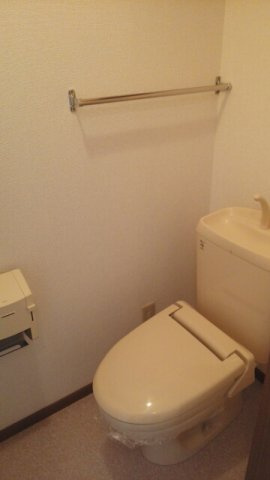 ファーストのトイレ|落ち着いた色調のトイレです