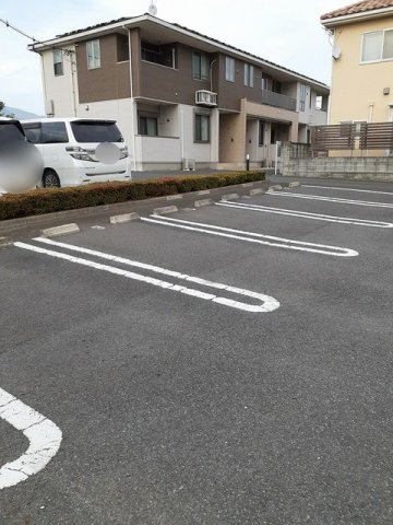 エレナメゾンＢの駐車場|車をお持ちの方に嬉しい駐車場付きの物件です