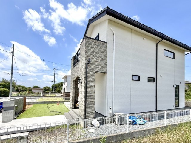 【中古戸建】佐波郡玉村町大字川井の外観|■外観｜外壁のアクセントカラーがシックな外観です。シンプルなデザインでありながらも「個性」を損なわず、お客様一人ひとりの暮らし方にフィットします。