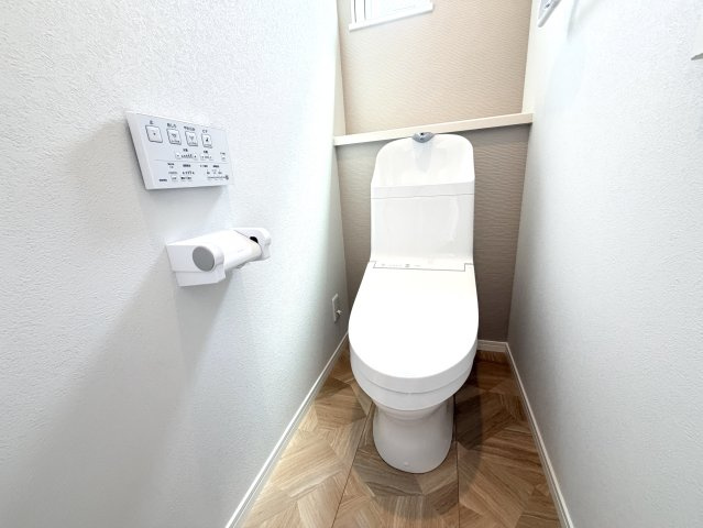 【トイレ】 | 【新規分譲２棟】本浦町の新築！（南棟） | トイレも気になるポイント。温水洗浄便座付きで快適で清潔感のある空間になっています。２階にもトイレがあるので、朝のラッシュアワーも安心です。