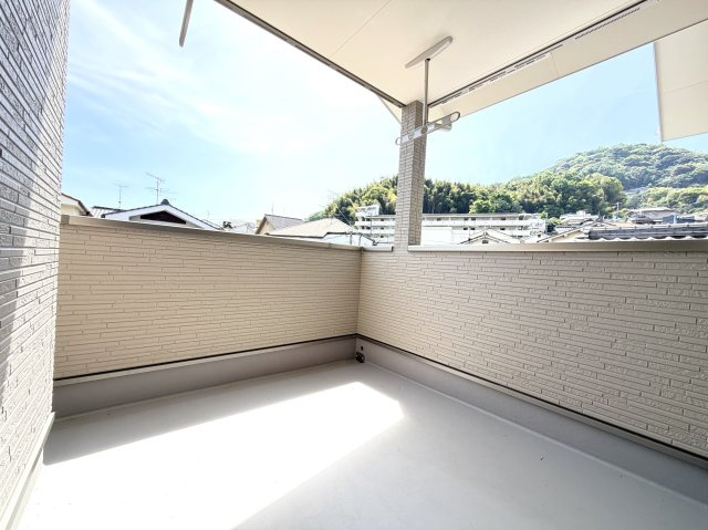 【バルコニー】 | 【新規分譲２棟】本浦町の新築！（南棟） | 東南向きで日当り良好のバルコニーです！　しっかり屋根があるので、雨の日でも洗濯物は大丈夫です！