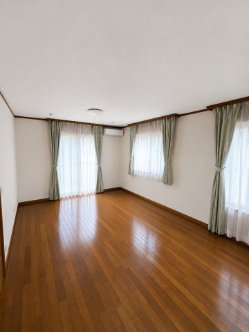 香取郡多古町多古　中古戸建の居間・リビング|※画像の一部はAIを用いて加工・編集しています。実際の状況と異なる場合がありますので、ご了承下さい。