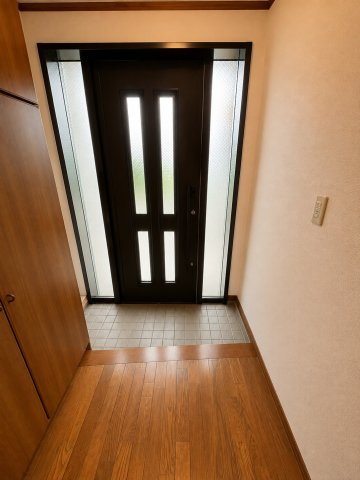 香取郡多古町多古　中古戸建の玄関|※画像の一部はAIを用いて加工・編集しています。実際の状況と異なる場合がありますので、ご了承下さい。