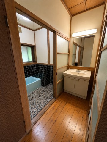香取郡多古町多古　中古戸建の洗面所|別邸※画像の一部はAIを用いて加工・編集しています。実際の状況と異なる場合がありますので、ご了承下さい。