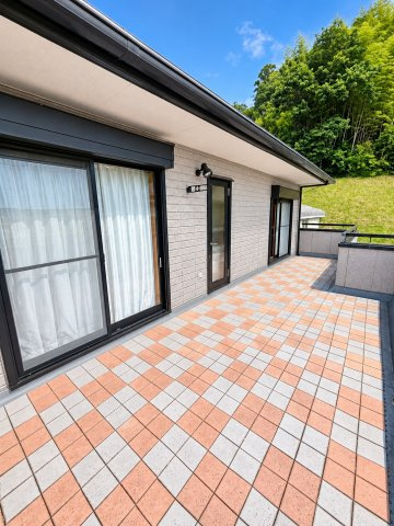 香取郡多古町多古　中古戸建のバルコニー|※画像の一部はAIを用いて加工・編集しています。実際の状況と異なる場合がありますので、ご了承下さい。